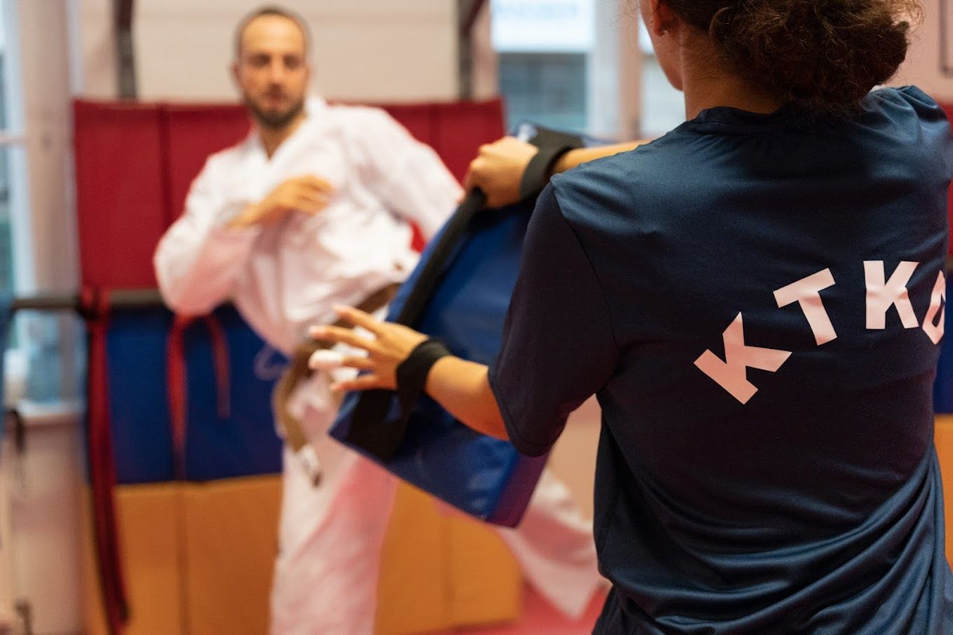 Foto: Personen machen Taekwondo in einem Studio