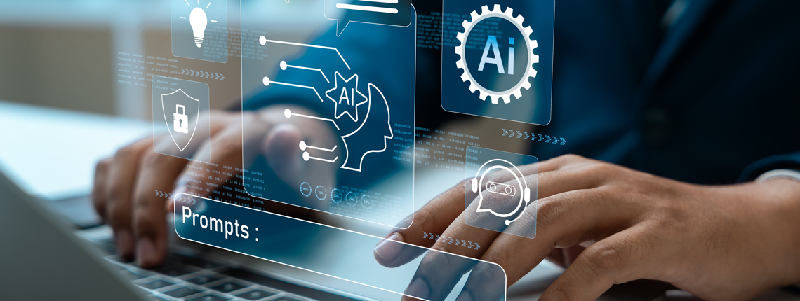 Foto: Über der Tastatur schweben leuchtende Symbole – sie stehen für Künstliche Intelligenz, Datenanalyse und digitale Kommunikation. Nur die Finger einer Person sind sichtbar, wie sie tippen