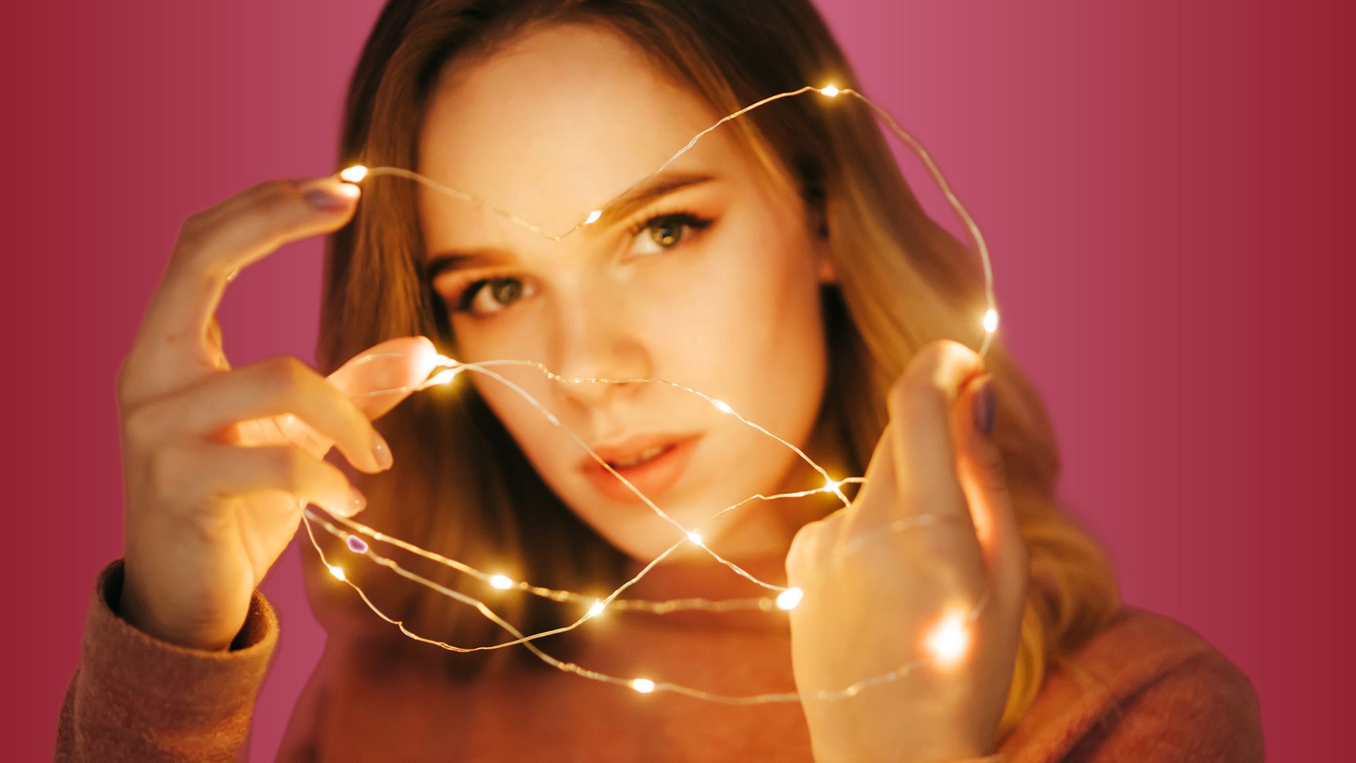 Foto: Mädchen mit Lichterkette