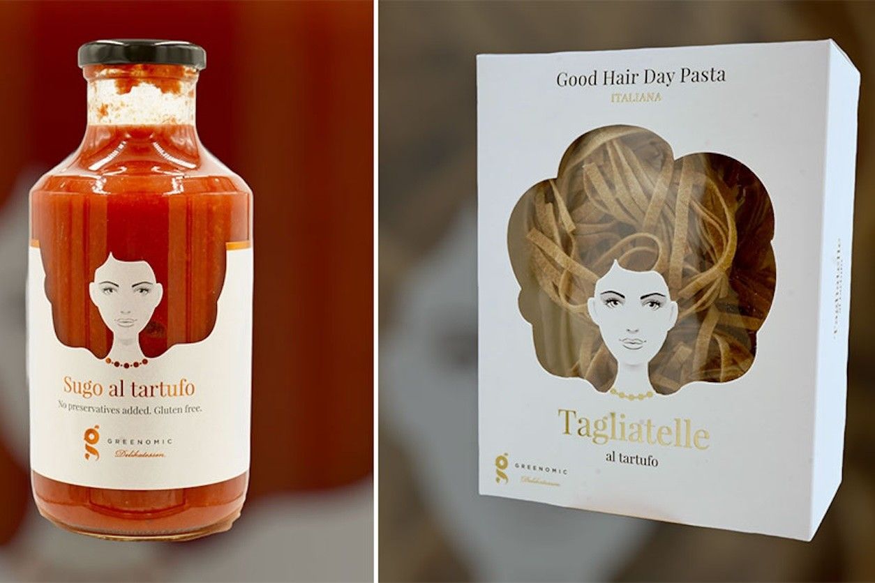 Foto: Eine Flasche Tomatensauce und eine Packung Nudeln