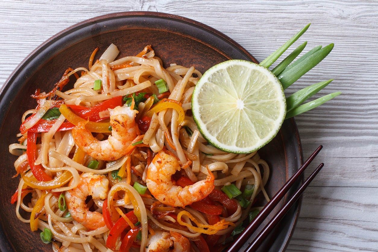 Pad Thai mit Zitrone und Shrimps