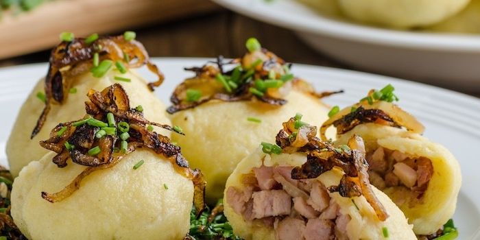 Ein Teller mit deftigen Fleischknödel. 