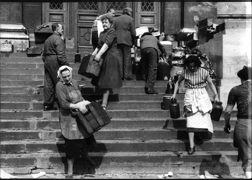 Foto: Altes Bild aus dem Jahr 1956 auf dem Menschen wichtige Akten beim Brand retten und aus dem Gebäude tragen.