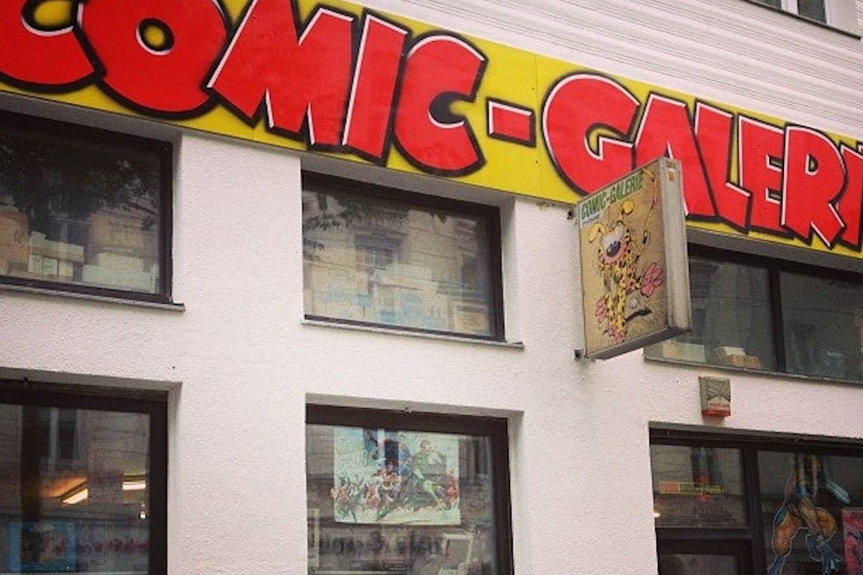 Zeigt die Hausfassade mit dem Comic Galerie Schriftzug.