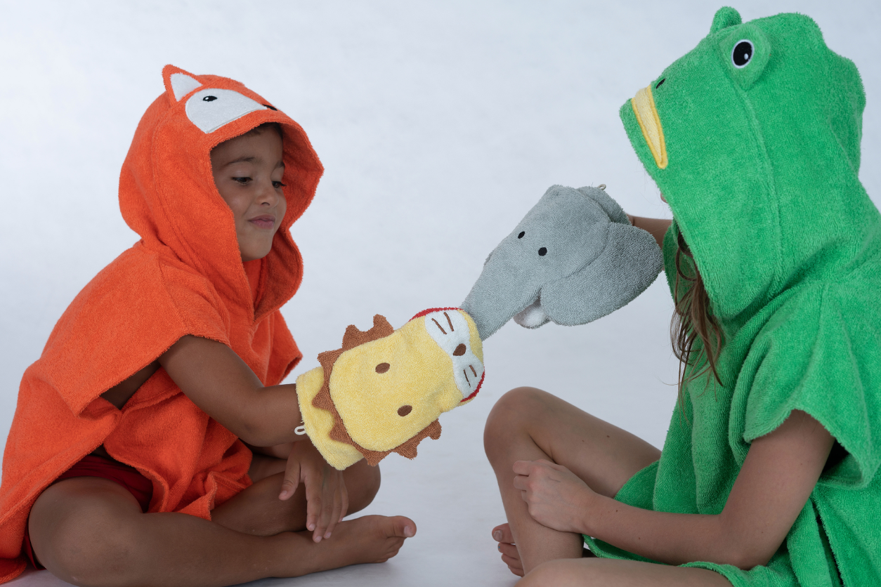 Foto: Zwei Kinder haben Kostüme an und spielen mit Handpuppen