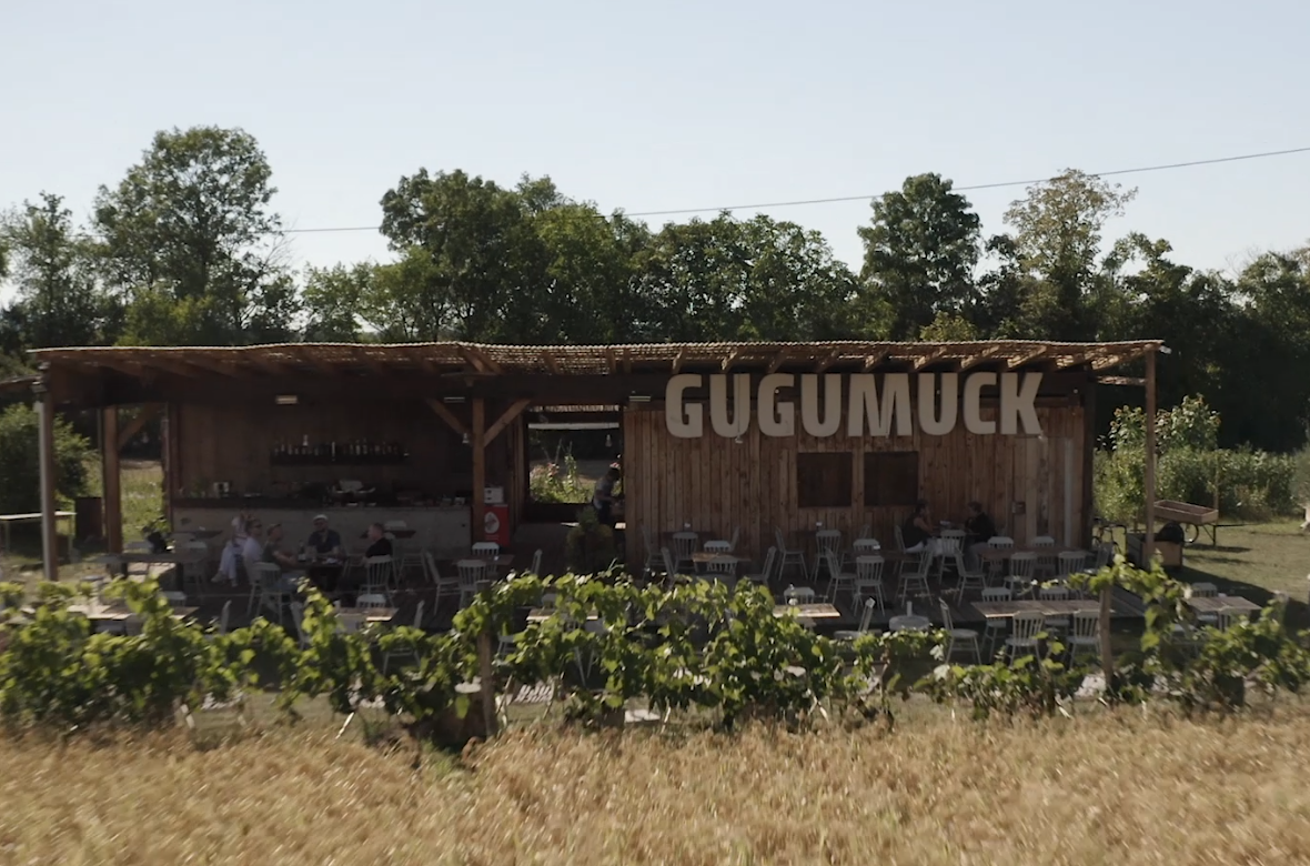 Hütte auf einem Feld