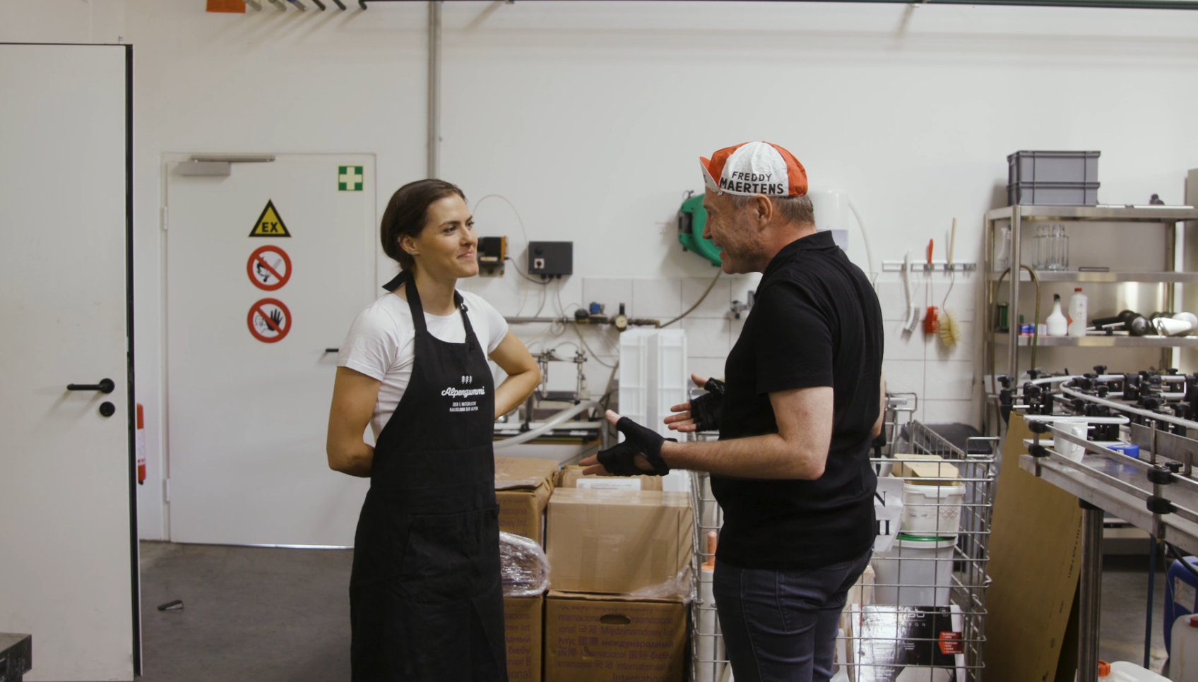 Foto: Zwei Personen stehen sich gegenüber und sprechen miteinander