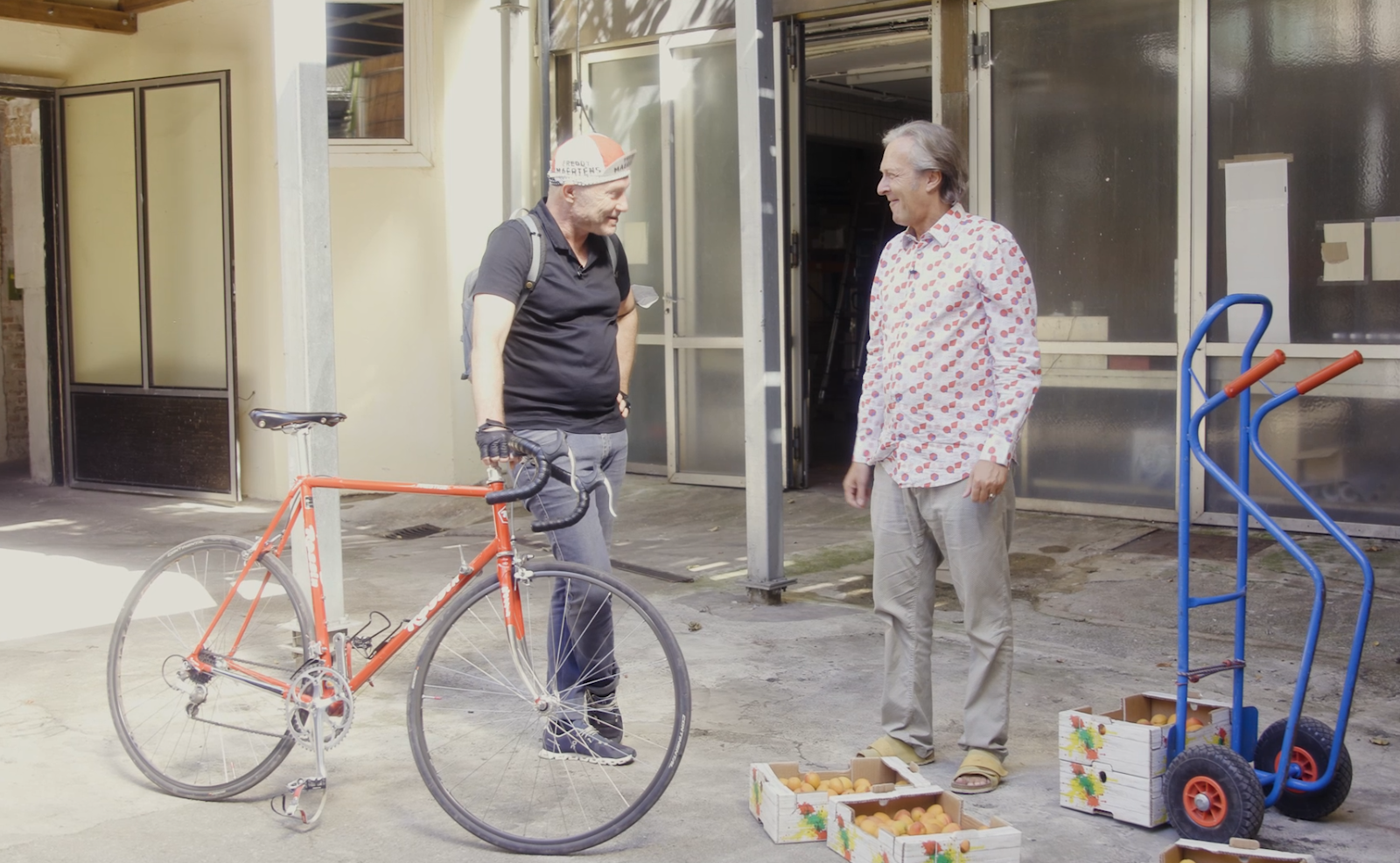 Foto: Zwei Personen vor einem Lokal