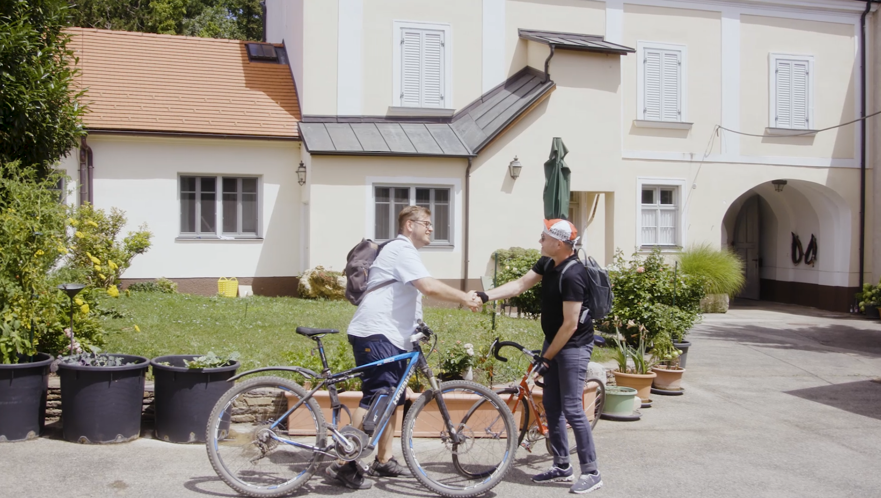 Foto: Zwei Personen mit Fahrrädern