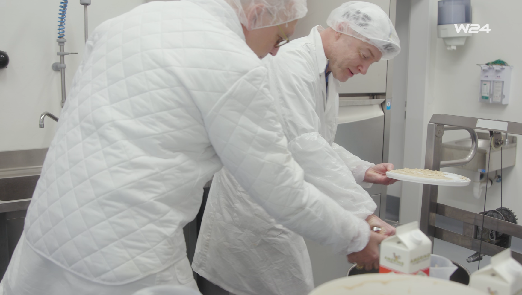 Foto: Zwei Personen arbeiten in Lebensmittelbetrieb