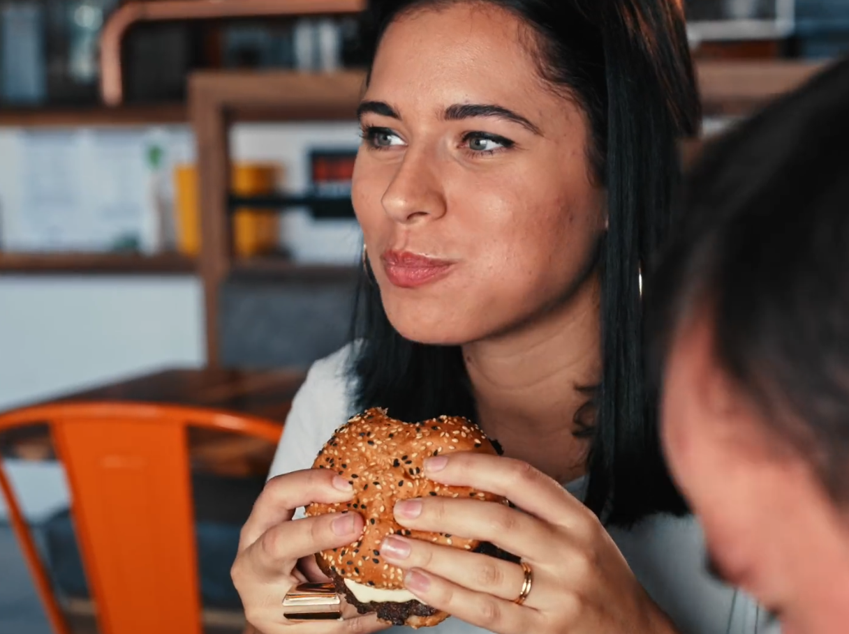 Foto: Frau beim Burger essen