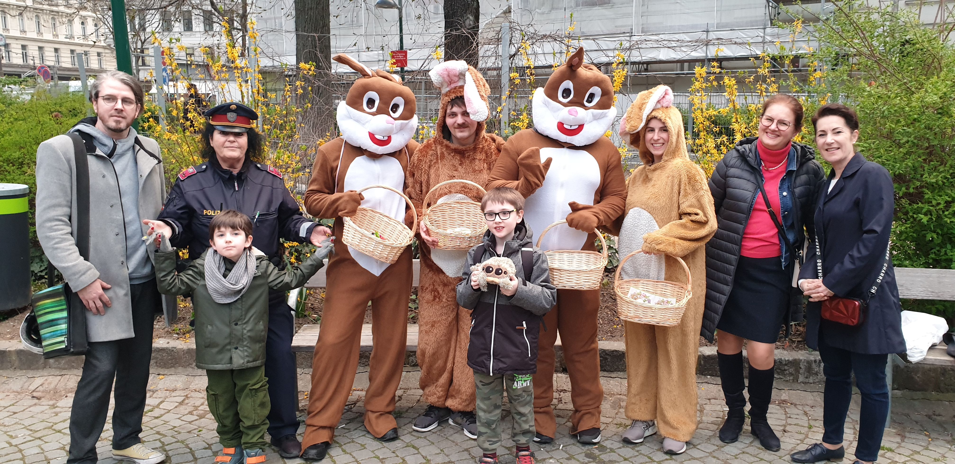 Osterhasen unterwegs in der Josefstadt