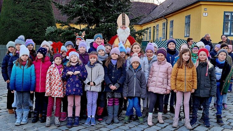 Liebgewordene Tradition: In der Vorweihnachtszeit verteilt der Nikolo in Mauer Geschenke an die Kinder.