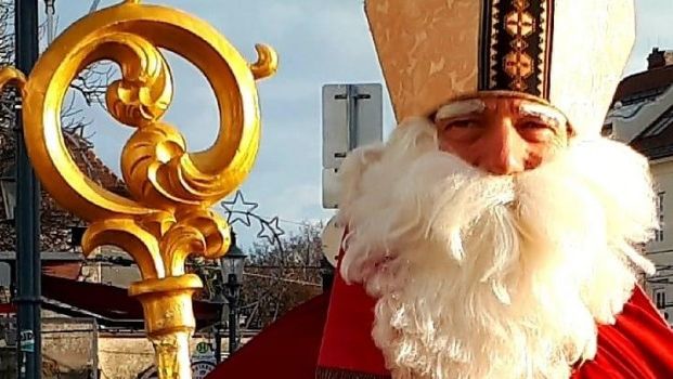 Foto: Zeigt einen Nikolo mit seinem Stab