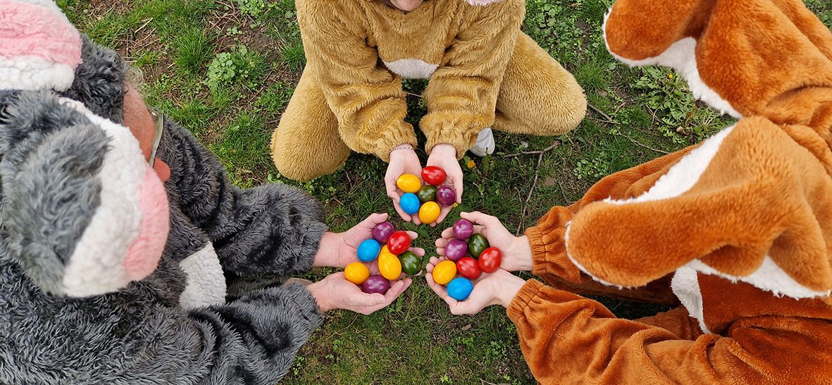 Osterhasen mit Ostereier in der Hand