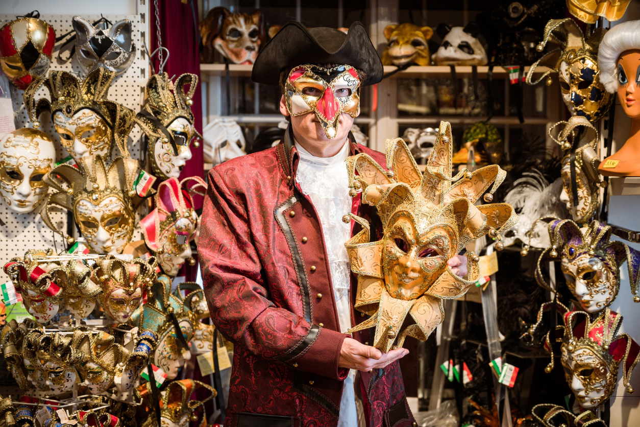 Ein Mann mit einer Maske am Kopf, in den Händen und im gesamten Raum.