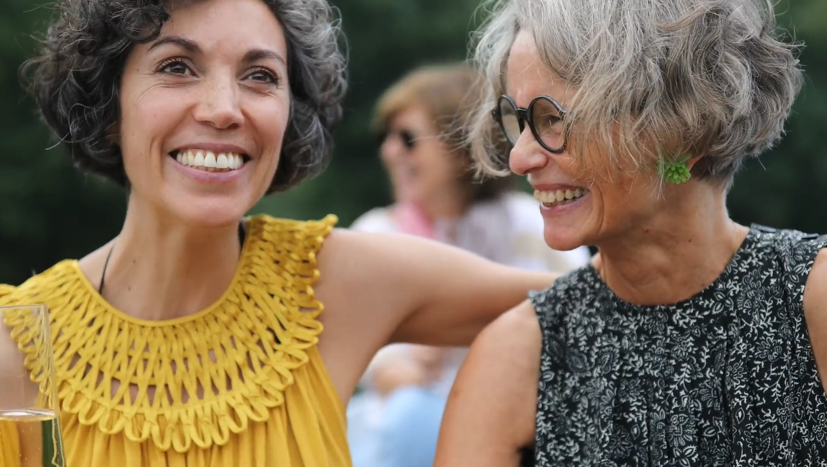 Foto: Zwei Frauen mit Sektglas