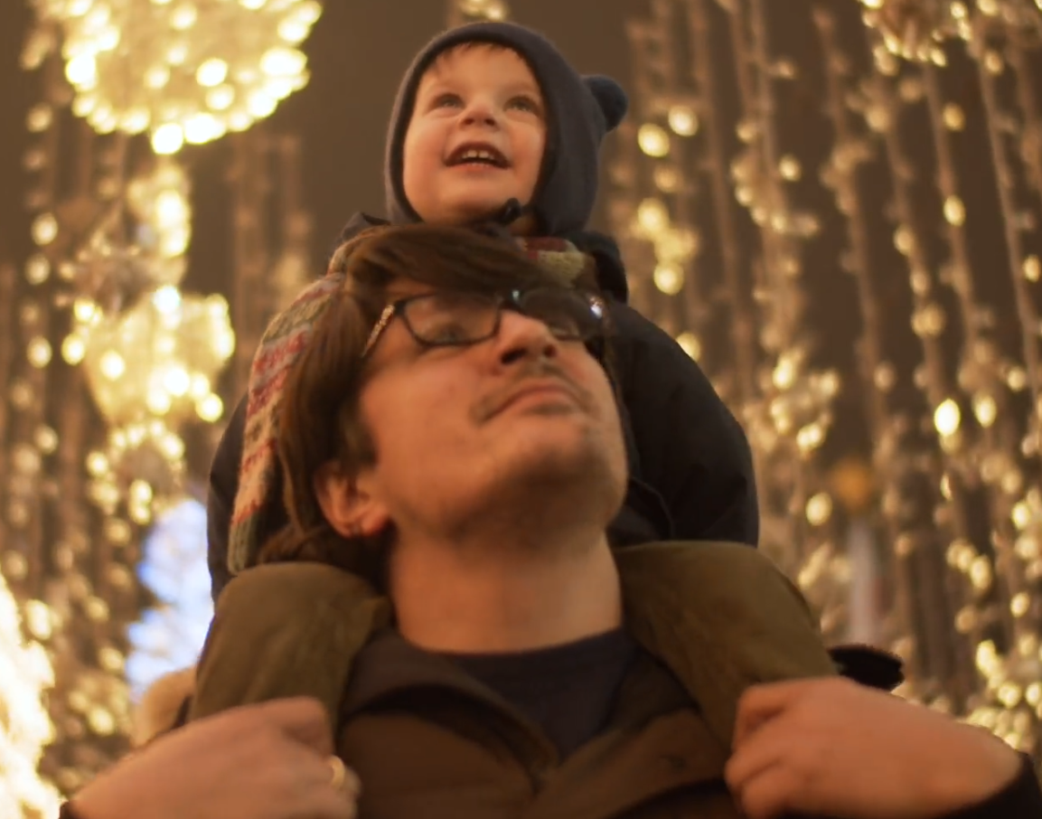 Hintergrundvideo: Vater mit Kind unter Weihnachtsbeleuchtung 