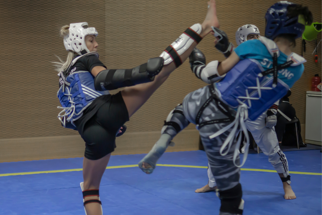 Zwei Personen beim Taekwondo Training