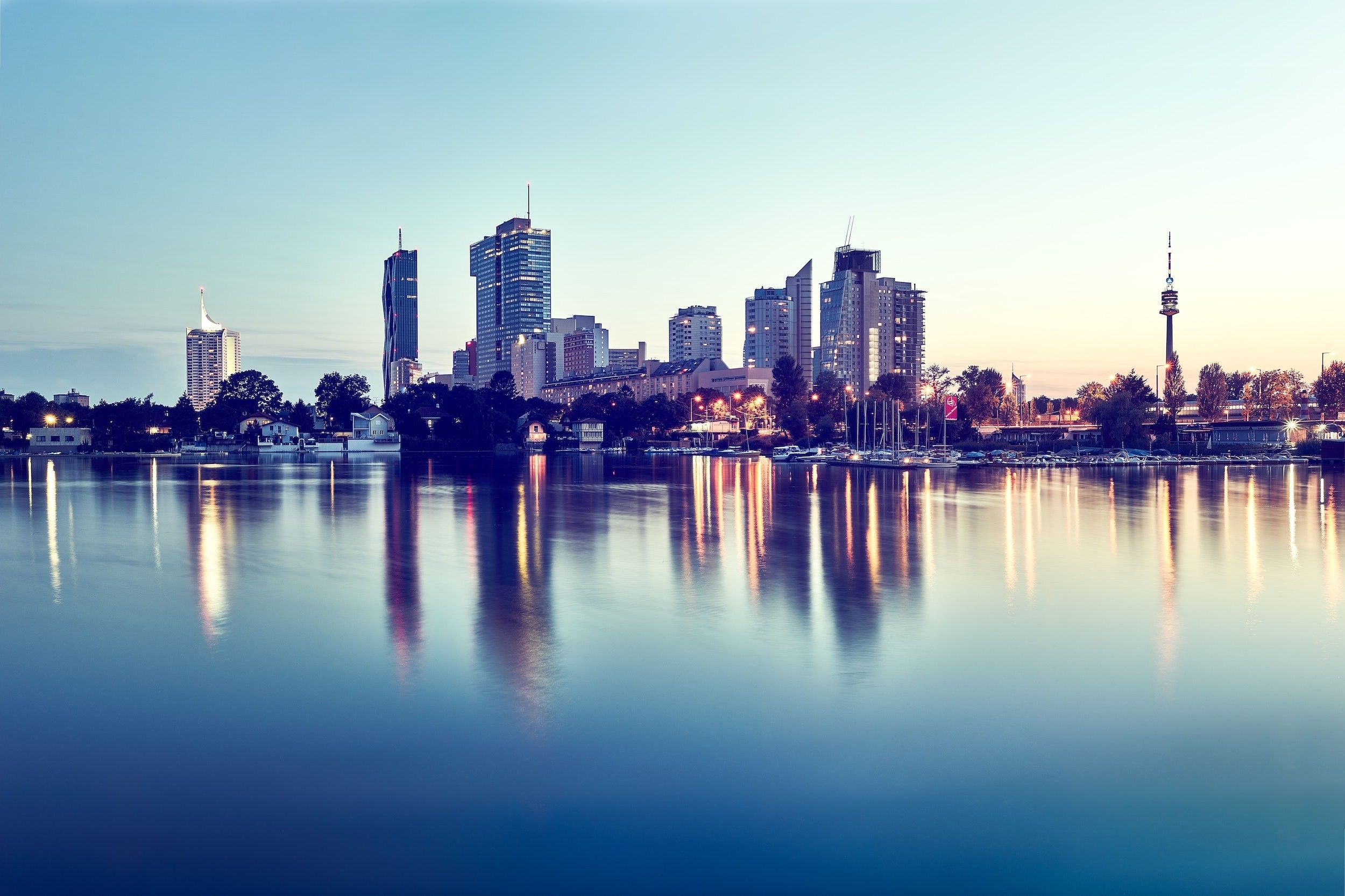 Zeigt die alte Donau mit der Skyline von Wien