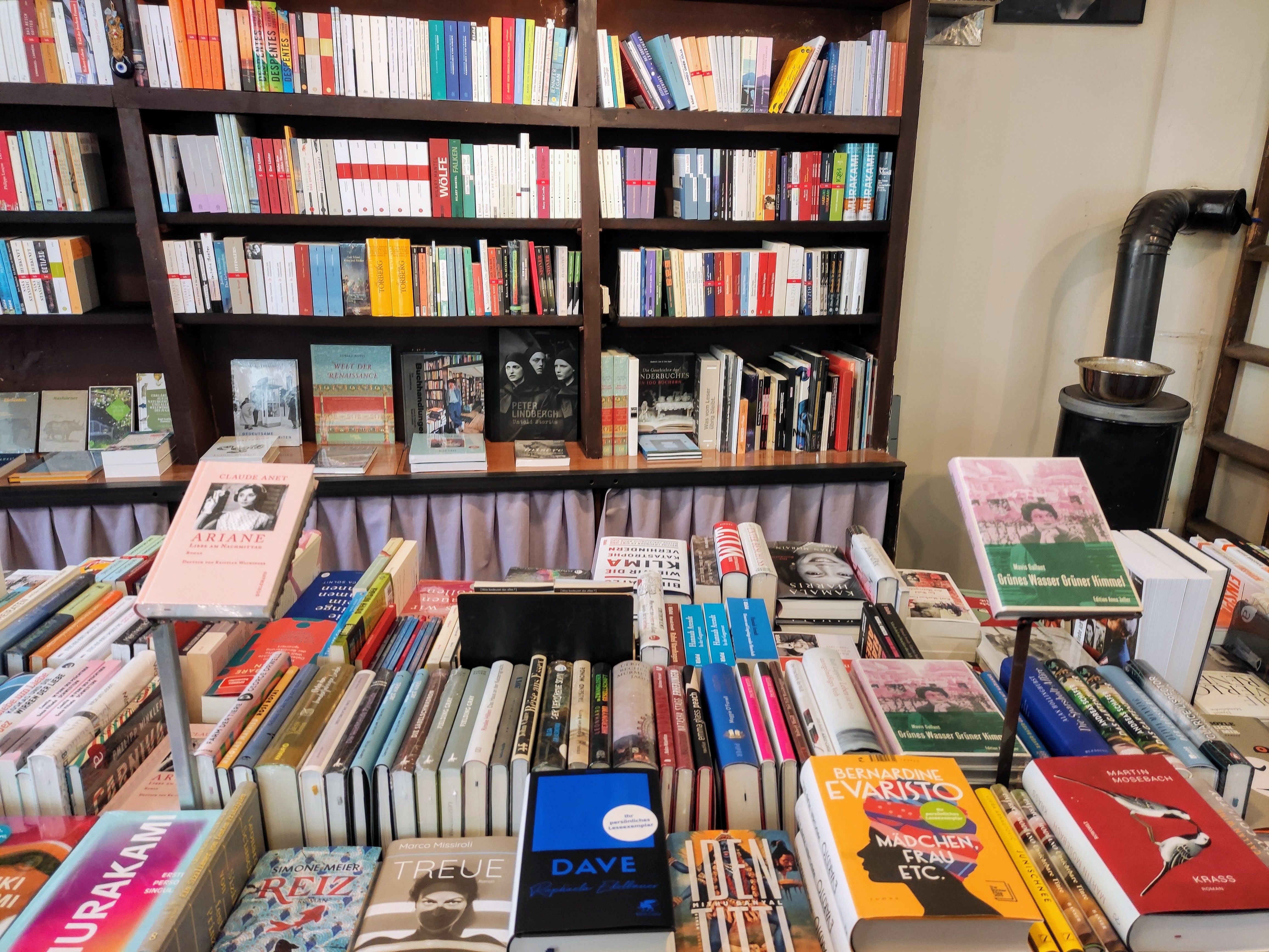 Foto: Viele Bücher in der Buchhandlung Anna Jeller