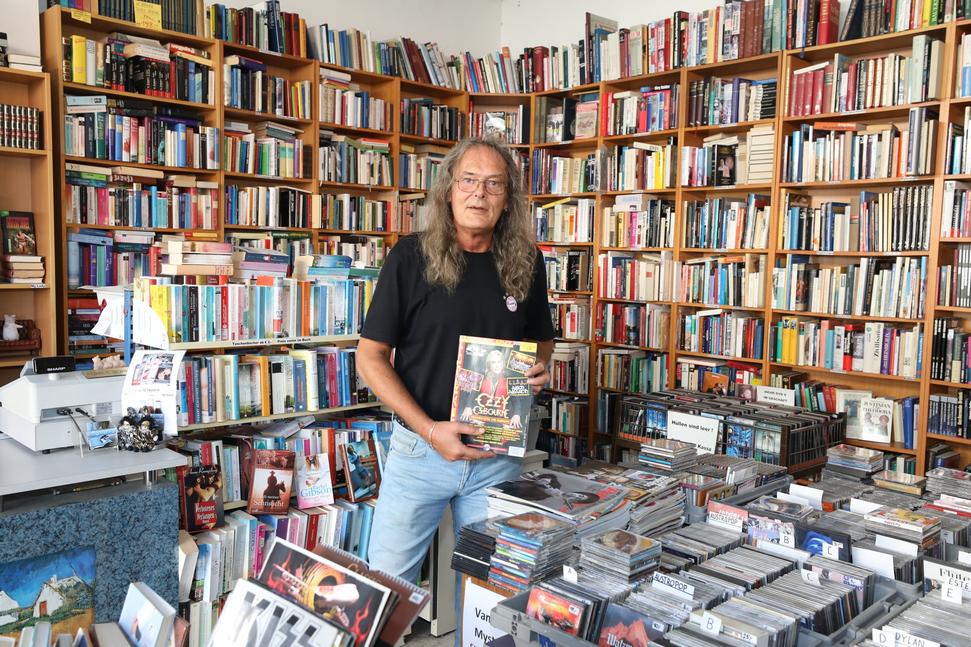 Innenraum von Antiquariat Fuhs in dem viele Bücher in Regalen an der Wand stehen und CDs sowie Schallplatten zu sehen sind