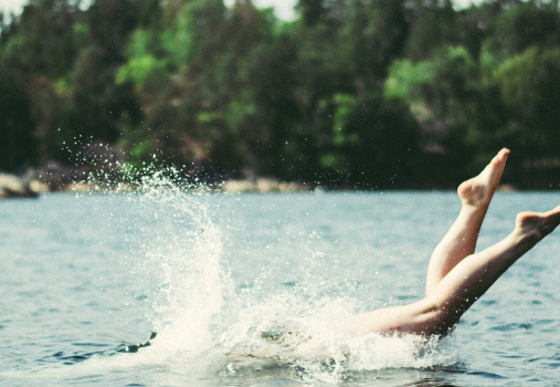 Eine Person springt ins Wasser