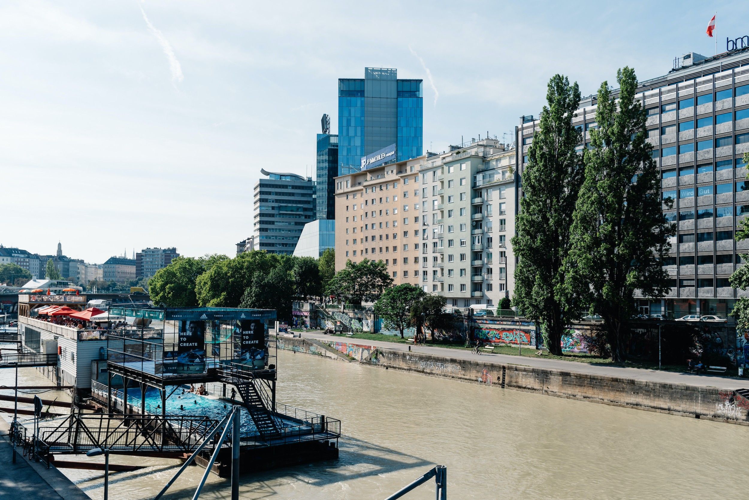 Donaukanal mit Skyline und dem Badeschiff