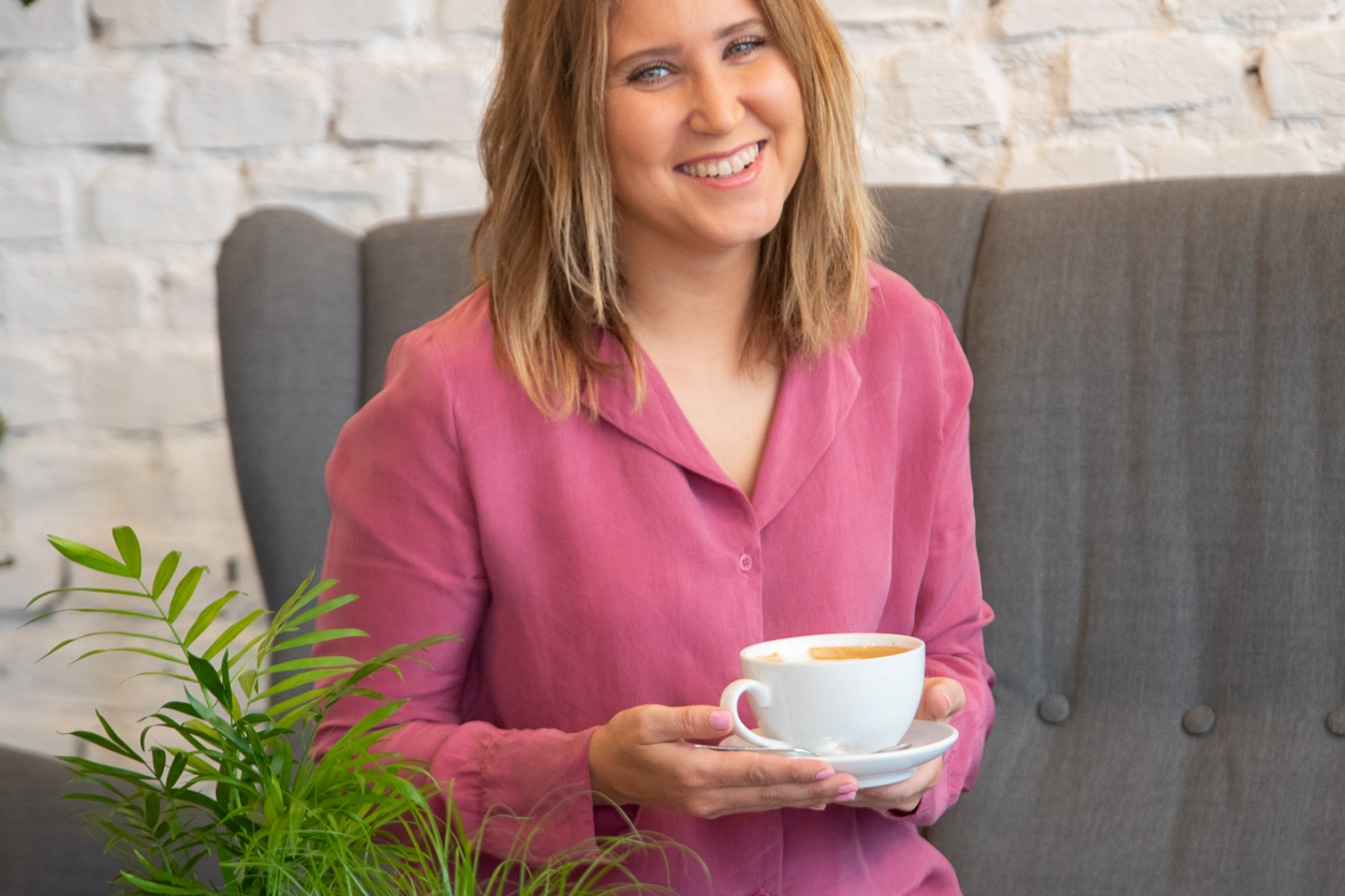 Foto: Dame mit Kaffee in der Hand