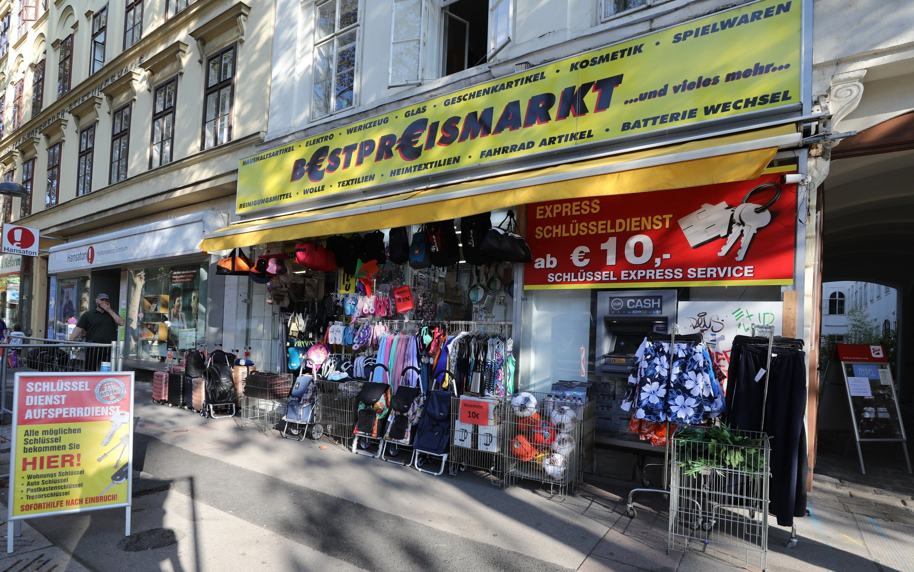 Außenbereich von Bestpreismarkt mit vielen Angeboten und Waren zum Schmöckern