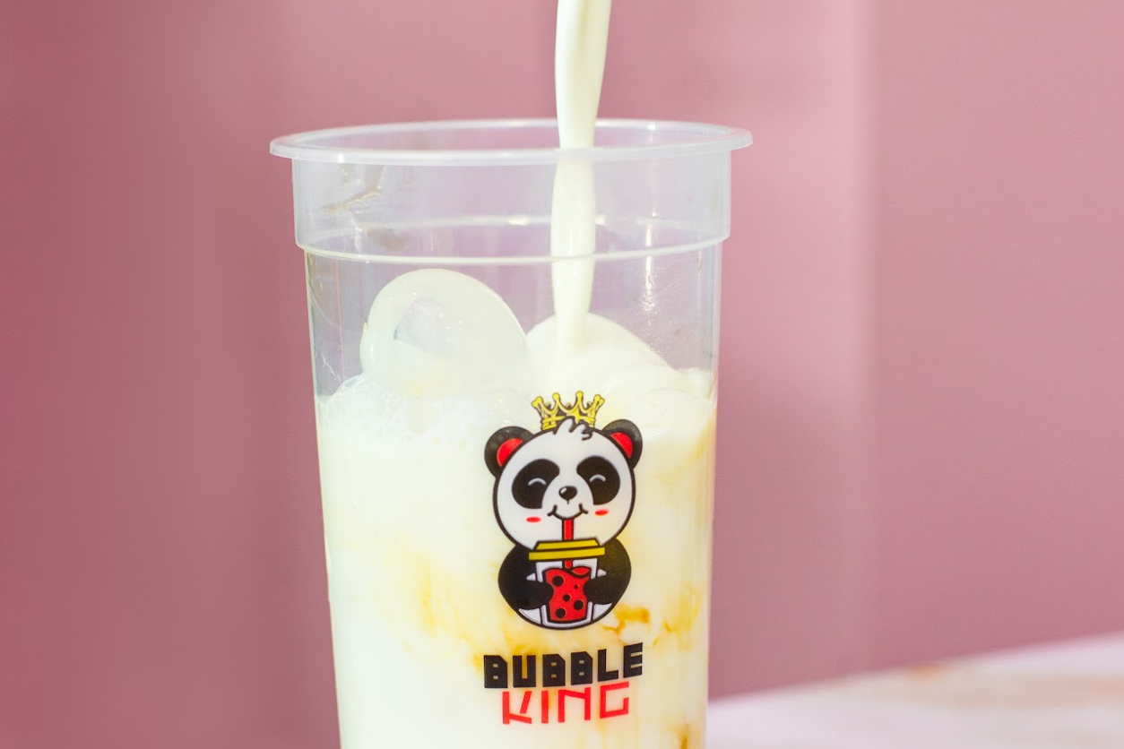 Zeigt einen Bubble Tea mit einem Panda drauf