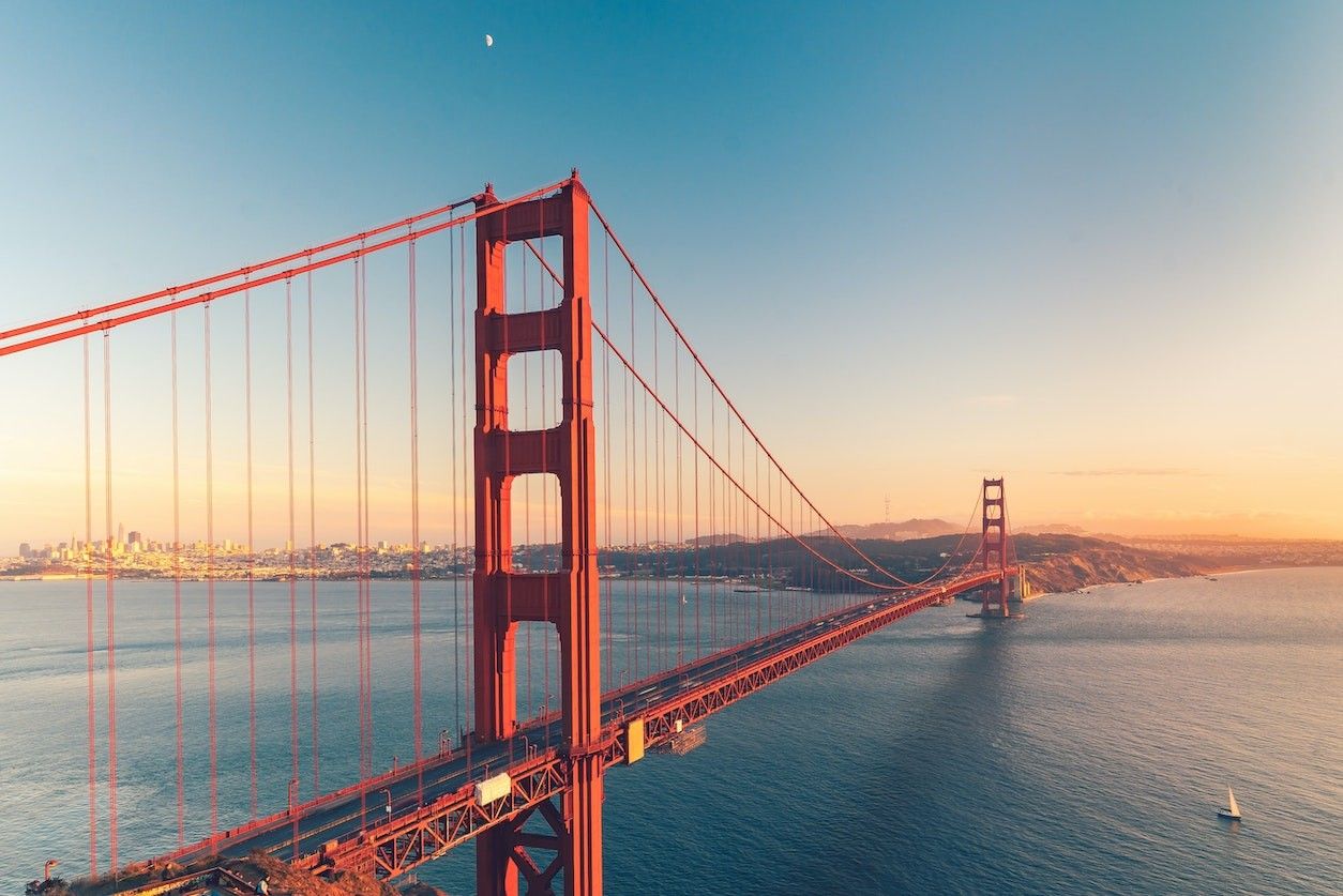 Zeigt die Golden Gate Bridge