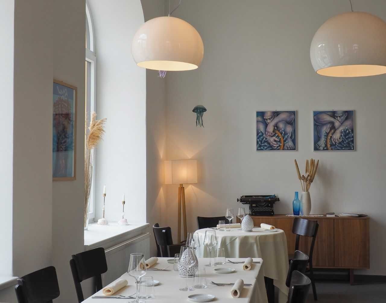 Restaurant mit Tischen und Stühlen, schöne gedeckt und Lampen