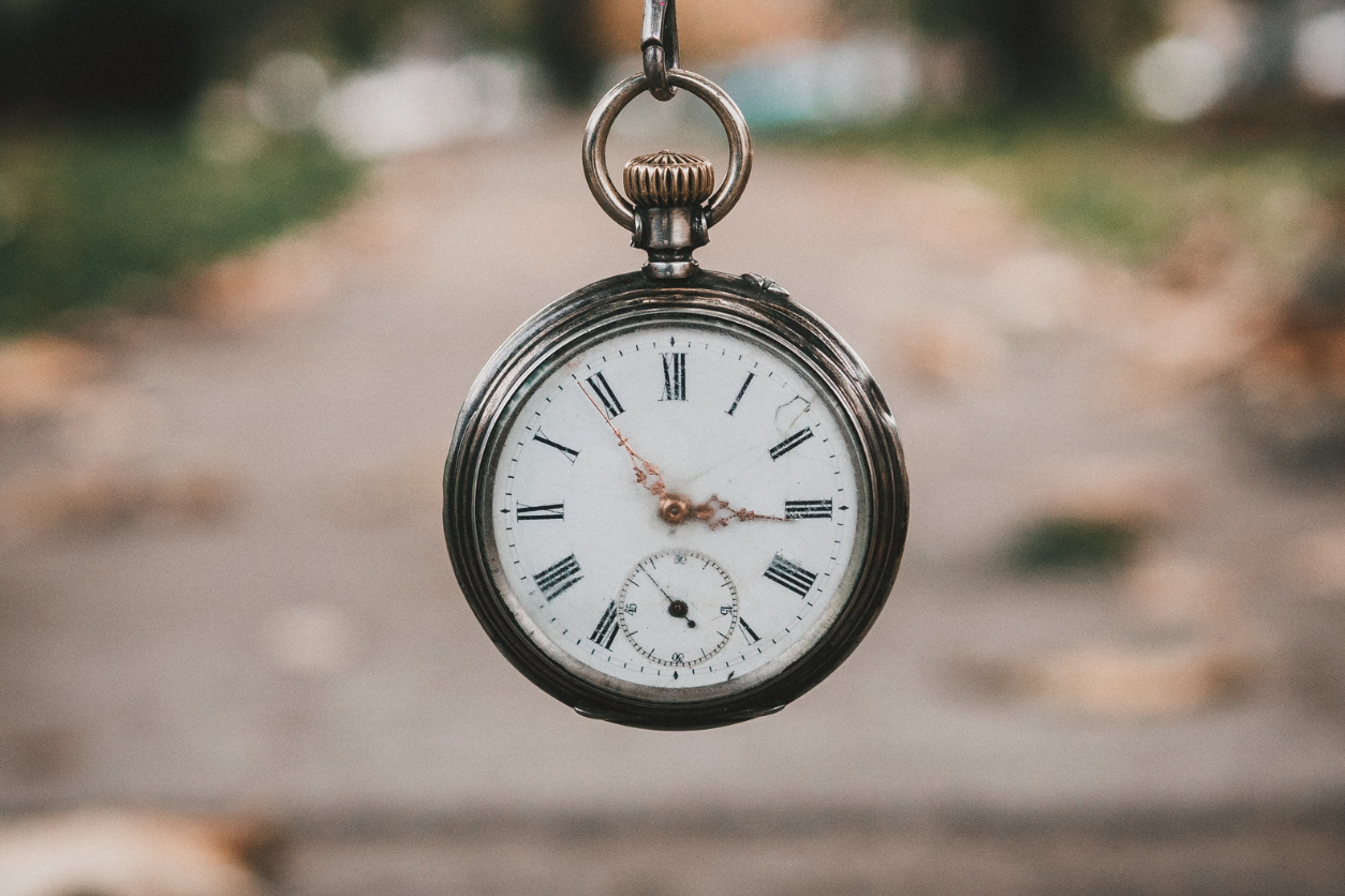 Taschenuhr hängend mit Zeiger auf drei Uhr Nachmittags