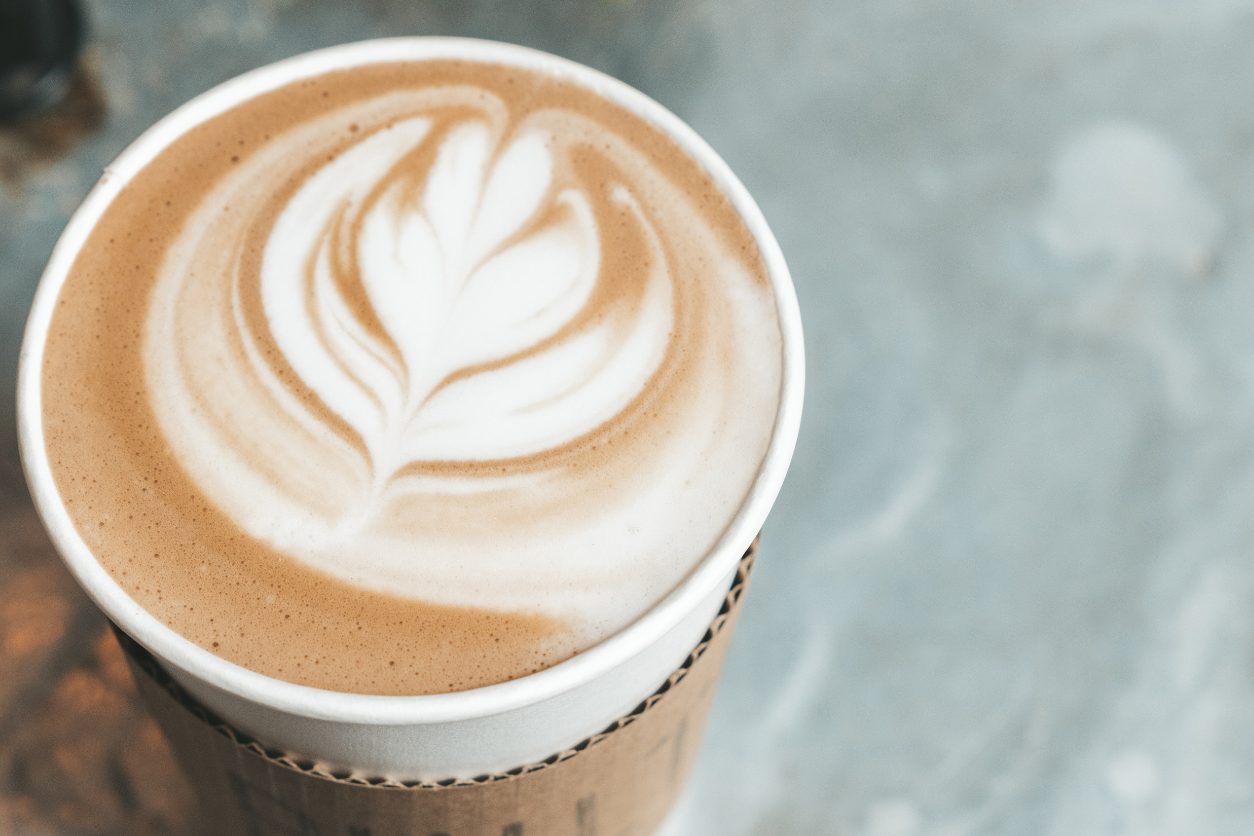 Eine Verzierung auf dem Kaffeemilchschaum