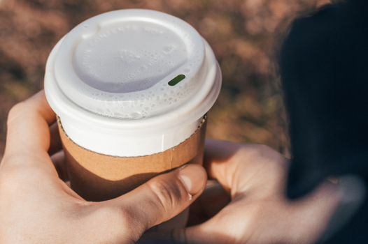 Kaffee togo in den Händen einer Person