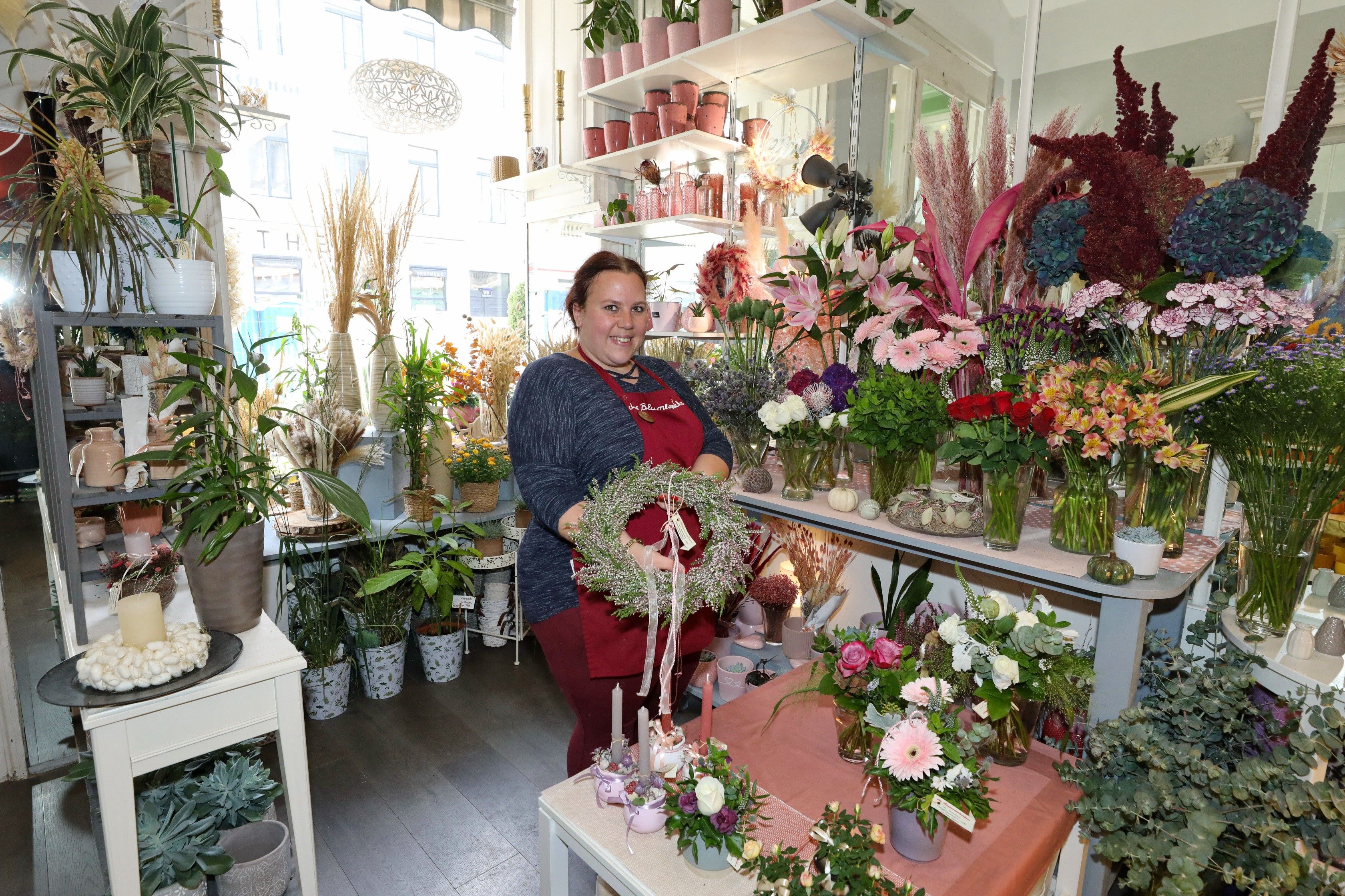 Verkaufsraum von das Blumenmädchen mit vielen Blumen, Grünpflanzen und Blumenkränzen