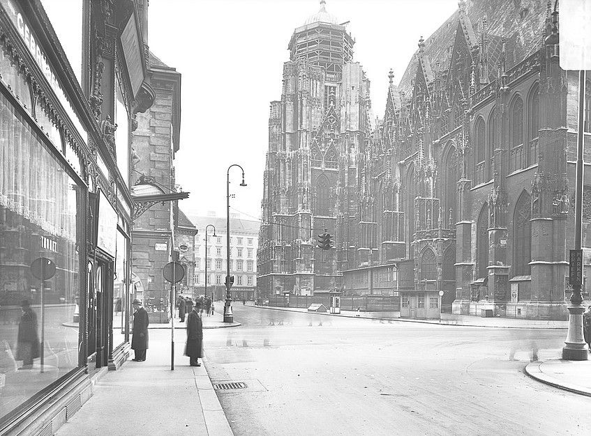 Foto vom Stephansplatz im Winter früher.