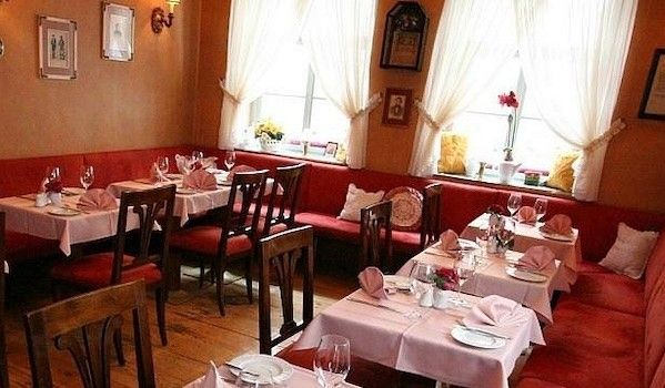 Restaurantraum mit Tischen und Stühlen