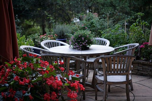 Foto: Ein Tisch mit Stühlen und Pflanzen 