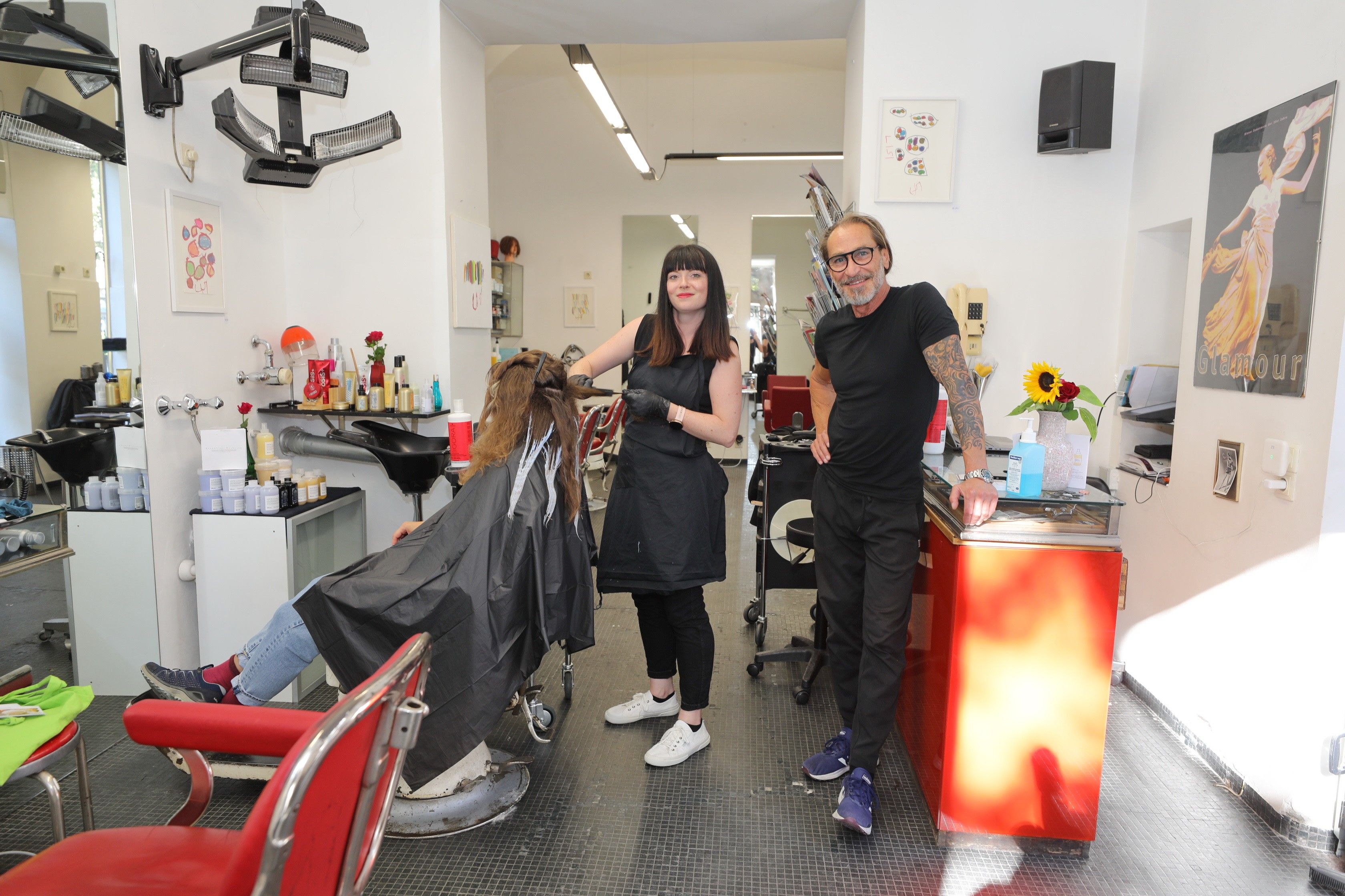 Foto: Foto im Frisörsalon, einer Dame werden die Haare geschnitten