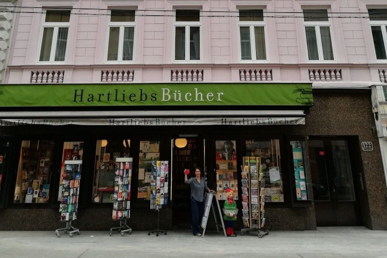 Geschäft Hartliebs Bücher mit Postkartenständer