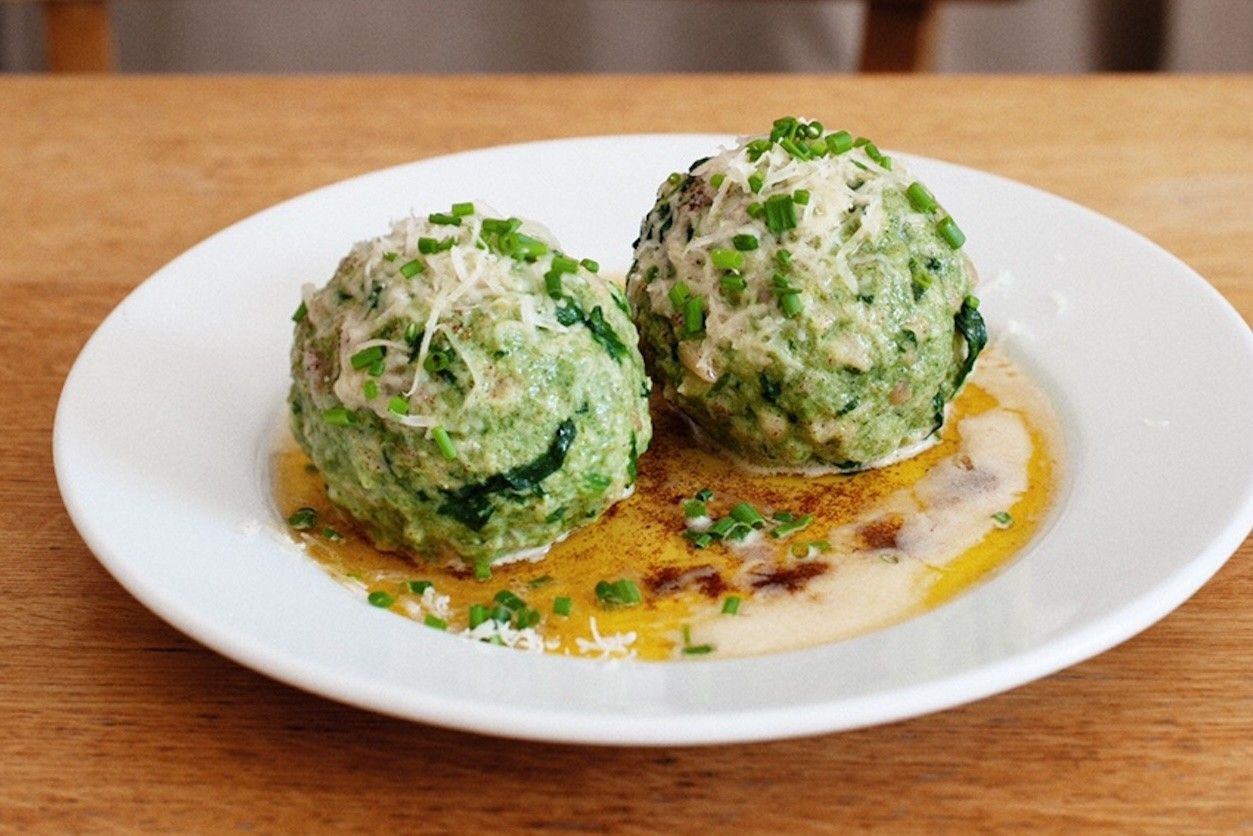 Foto: Ein Teller mit zwei Spinatknödel