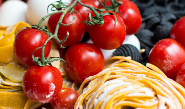 Nudeln und Tomaten mit Mozzarella