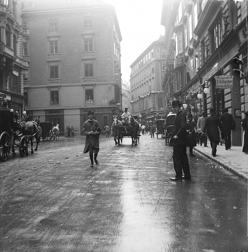 Foto: Foto der Kärntner Straße aus dem Jahr 1894, es herrschte bereits reges Treiben zu Fuß und per Kutsche.