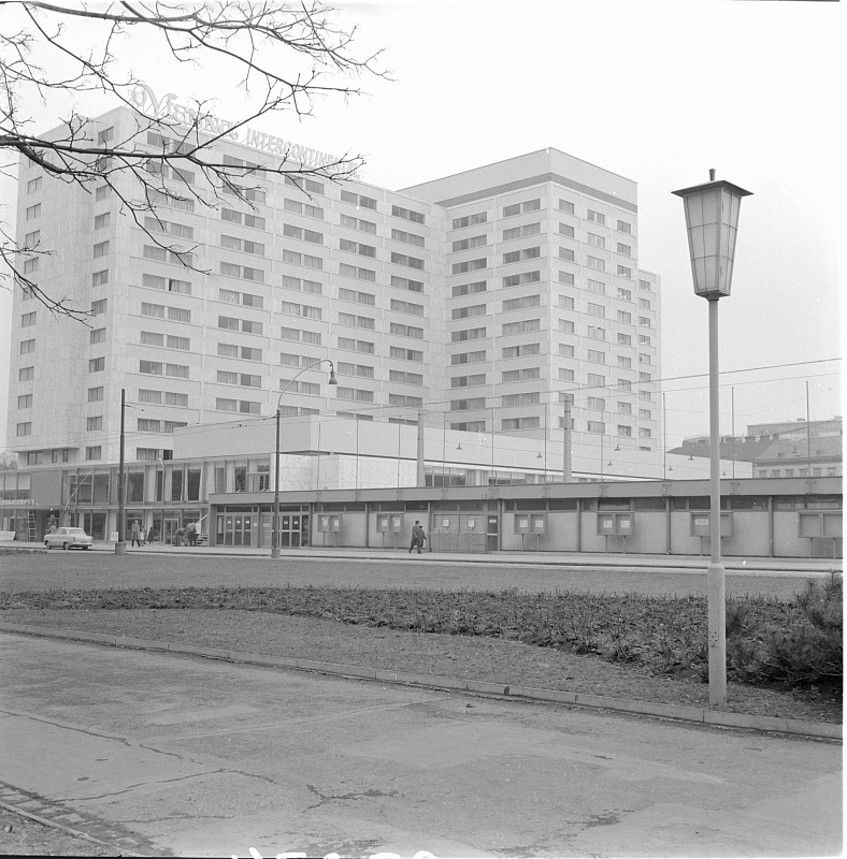 Gebäude auf der Landstraße früher