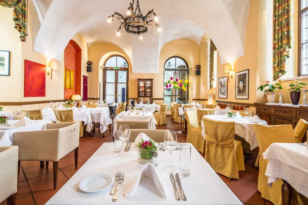 Restaurant mit reichlich gedeckten Tischen und Stühlen