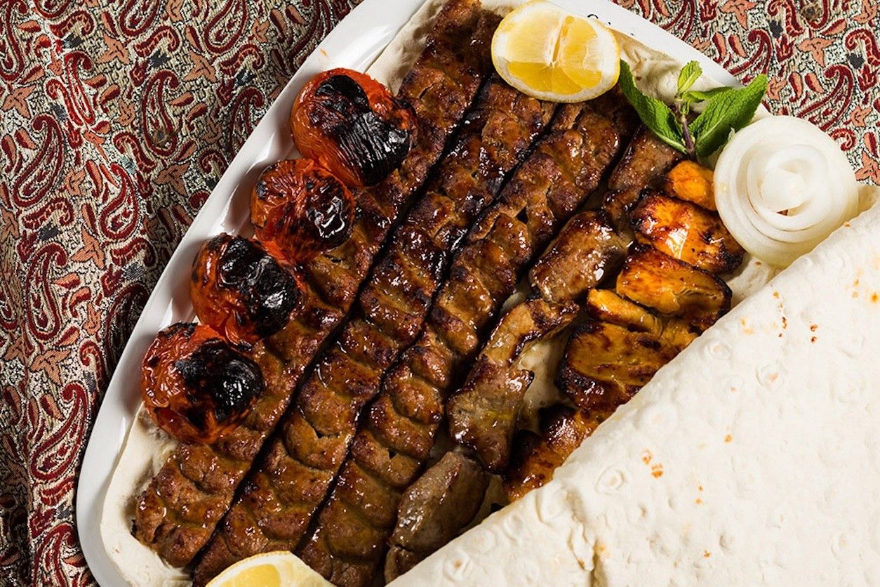 Foto: Ein Teller mit Fleisch Spiesen und Gemüse.