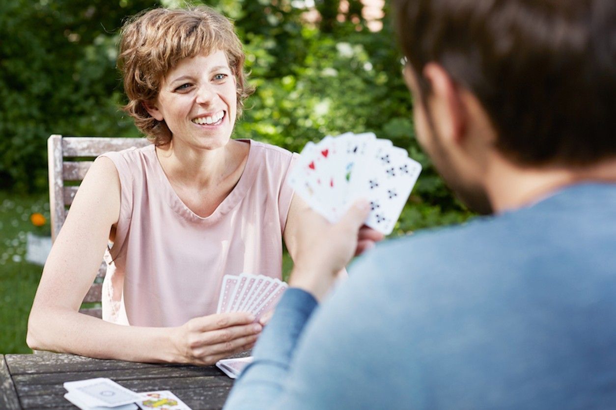 Zwei Personen die Karten spielen