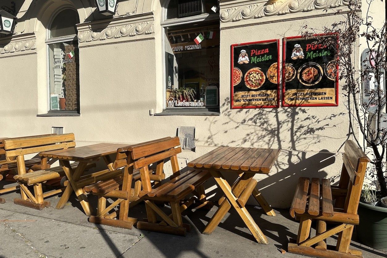 Foto: Pizza Meister Lokal mit Sitzgarnitur im Aussenbereich